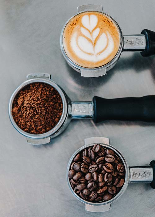 Kaffeebohnen, gemahlener Kaffee und Kaffee-Crema