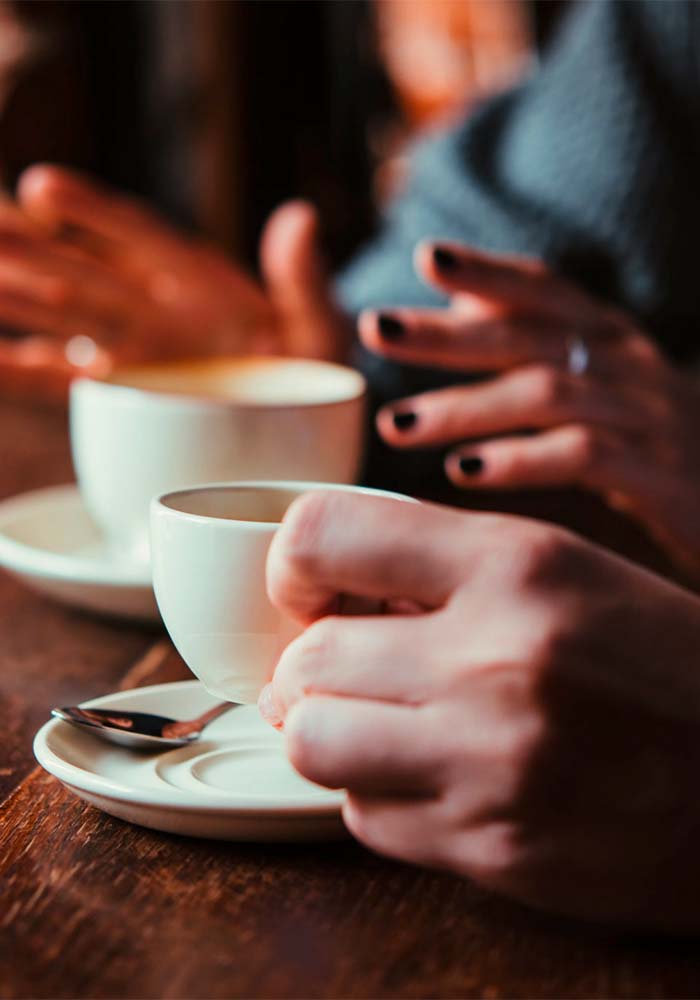 Zwei personen unuterhalten sich bei einer Tasse Kaffee